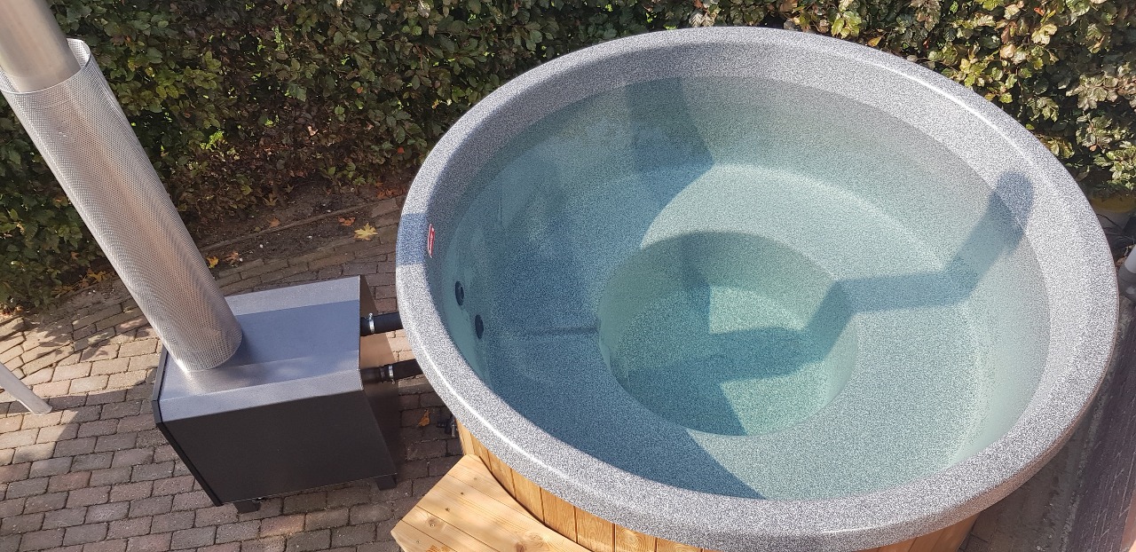 Hottub met degelijke binnenkuip